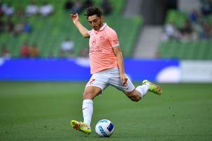 Der schwule Fußballer Josh Cavallo erhebt schwere Vorwürfe gegen Ex-Club Adelaide United. (Archivbild) - Foto: JOEL CARRETT/AAP/AP/dpa