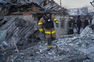 Russische Bomben trafen ein Viertel mit Einfamilienhäusern in Charkiw. - Foto: Andrii Marienko/AP/dpa