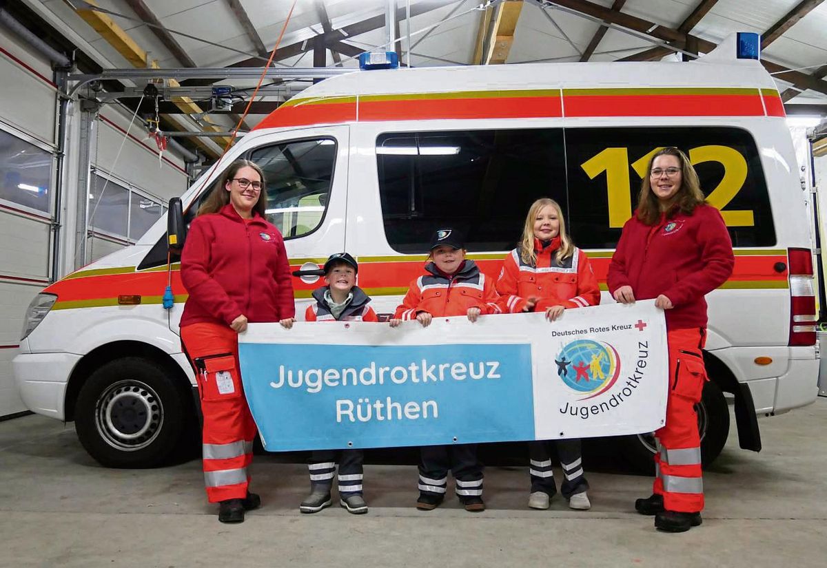 Sie stehen in den Startlöchern für das Jugendrotkreuz und freuen sich über weitere Kinder und Jugendliche: Die beiden Leiterinnen Diana Wegner (l.) und Laura-Jane Burmeister-Markus sowie der DRK-Nachwuchs (v.l.) Don Pedley, Lea-Sophie Markus und Elisa Burmeister. Fotos: Bsdurek