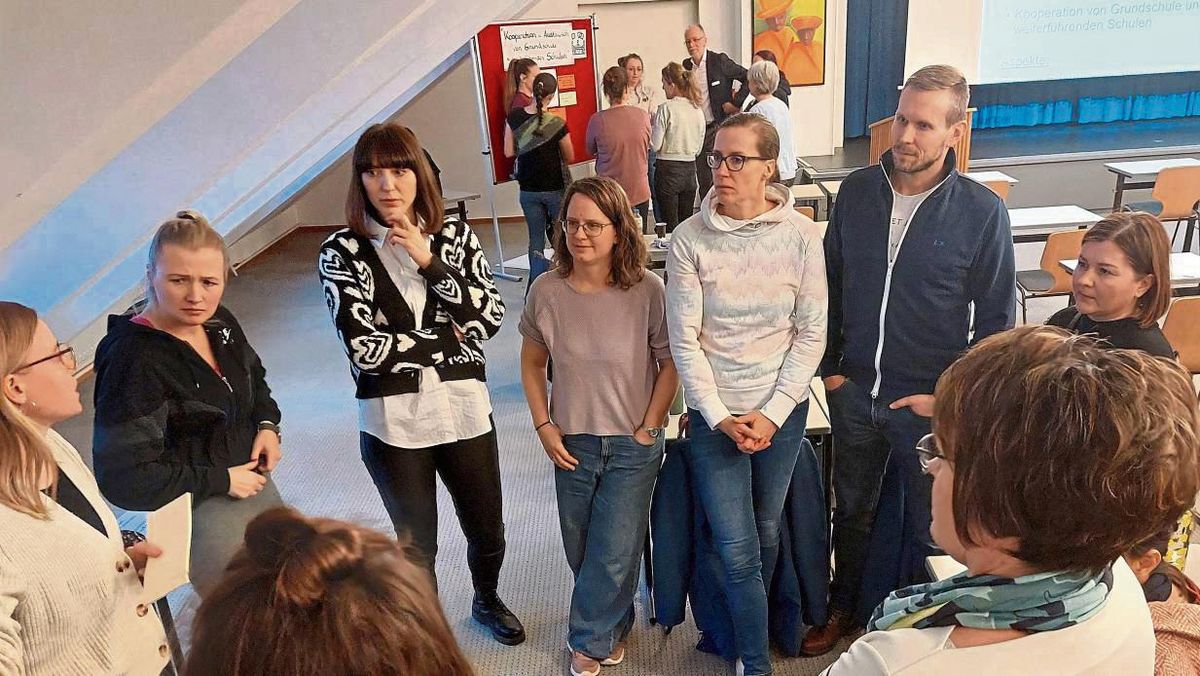 Aspekte, Erfahrungen, Verbesserungsvorschläge und Erwartungen an den Übergang „Grundschule – weiterführende Schule“ wurden an vier Themeninseln von den Eltern und Erziehungsberechtigen der Jahrgangsstufen drei bis sechs aus der Bildungsregion Kreis Soest formuliert. Foto: (Schubert) Kreis Soest