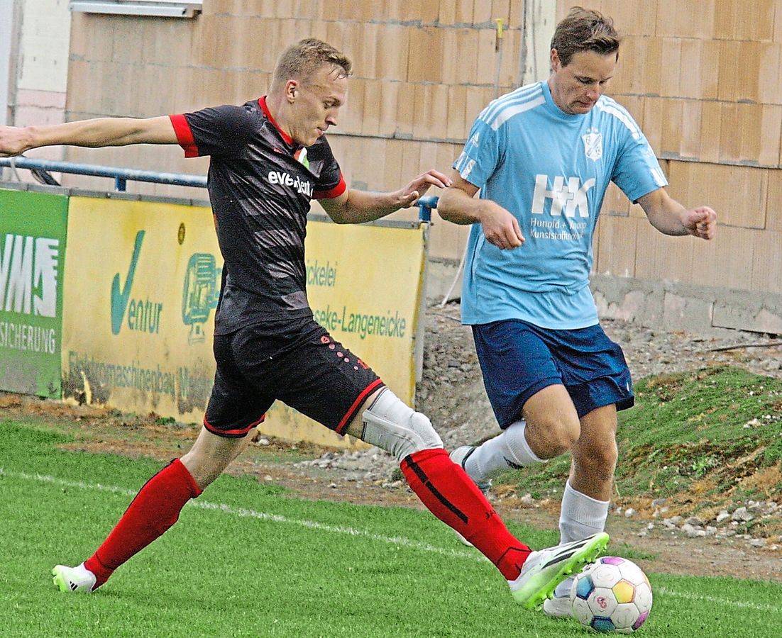 Der FC Mönninghausen (in Blau) genießt zum Start in die neue Bezirksliga-Saison Heimrecht gegen Vizemeister Oestinghausen. Foto: Schlink