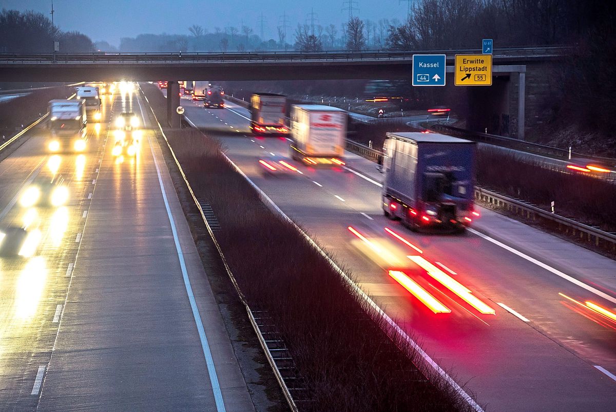 Für Brückenprüfarbeiten im Bereich der A44-Anschlussstelle Erwitte/Anröchte werden Teilabschnitte stundenweise gesperrt. Foto: Winkelmann