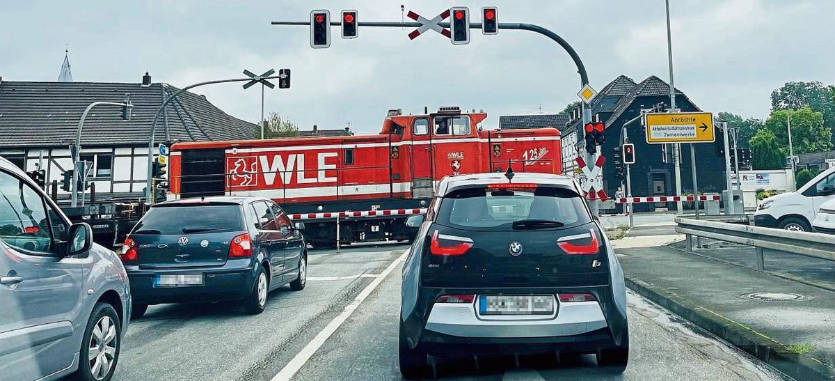 Ohne eine Ortsumgehung werden auch weiterhin nur Güterzüge über die Hellweg-Kreuzung rollen. Foto: Dietz