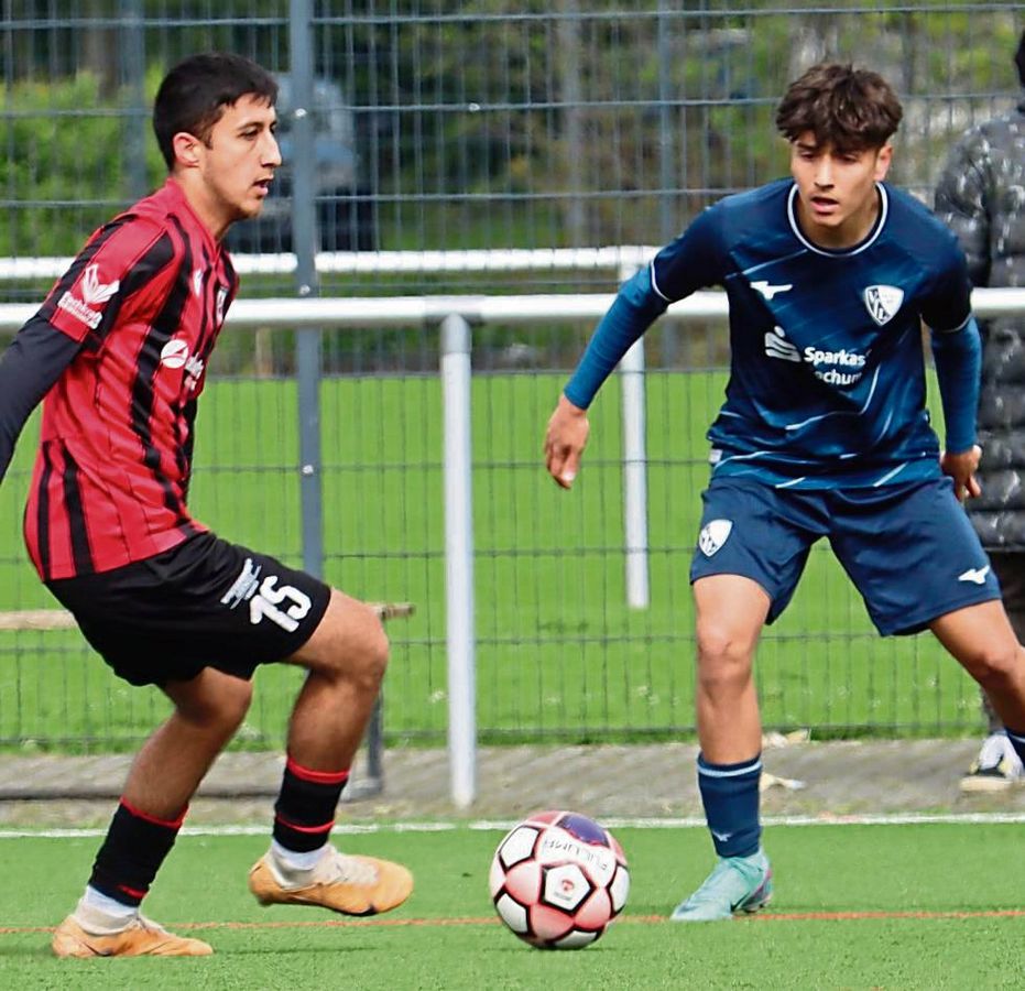 Dem Tabellenführer ein Bein gestellt: Die B-Junioren des SV Lippstadt (in Schwarz-Rot) gewannen ihr Heimspiel gegen den VfL Bochum mit 4:2. Fotos: Feichtinger