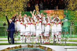 VfB-Kapitän Atakan Karazor streckte den Pokal als Erster in den Berliner Nachthimmel. - Foto: Bernd Weißbrod/dpa