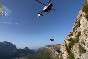 Eine beim Wandern auf Mallorca tödlich verunglückte Deutsche wird mit Hilfe eines Hubschraubers aus unwegsamem Gelände geborgen. - Foto: ---/Guardia Civil/dpa