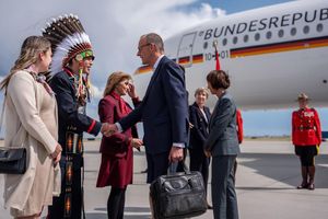 Steven Crowchild von der indigenen Tsuut’ina Nation begrüßte Kanzler Friedrich Merz in Calgary. - Foto: Michael Kappeler/dpa