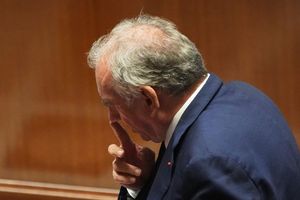Premier Bayrou wollte sich mit der Vertrauensfrage Rückenwind für seine Sparpläne holen - das ging nach hinten los. - Foto: Christophe Ena/AP/dpa