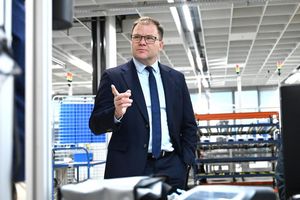 Bundesumweltminister Schneider hat die Verbraucher in Deutschland aufgefordert, beim Kauf von Smartphones auch gebrauchte Geräte in Erwägung zu ziehen. - Foto: Elisa Schu/dpa