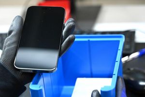 Ein gebrauchtes Smartphone wird generalüberholt und für den Wiederverkauf flottgemacht. (Symbolbild) - Foto: Elisa Schu/dpa