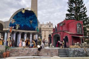 Die Krippe am Petersplatz lockt derzeit zahlreiche Besucher an. - Foto: Sabine Dobel/dpa