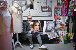 Ein kleiner Schrein: Visagist René Koch erinnert an seine Hilde. - Foto: Jens Kalaene/dpa