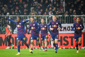 Leipzigs Yan Diomande (l,) jubelt nach seinem Treffer beim FC St. Pauli. - Foto: Christian Charisius/dpa