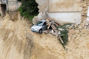 Mehrere Häuser in Niscemi stehen am Abgrund. - Foto: Andrea Petrelli/IPA via ZUMA Press/dpa