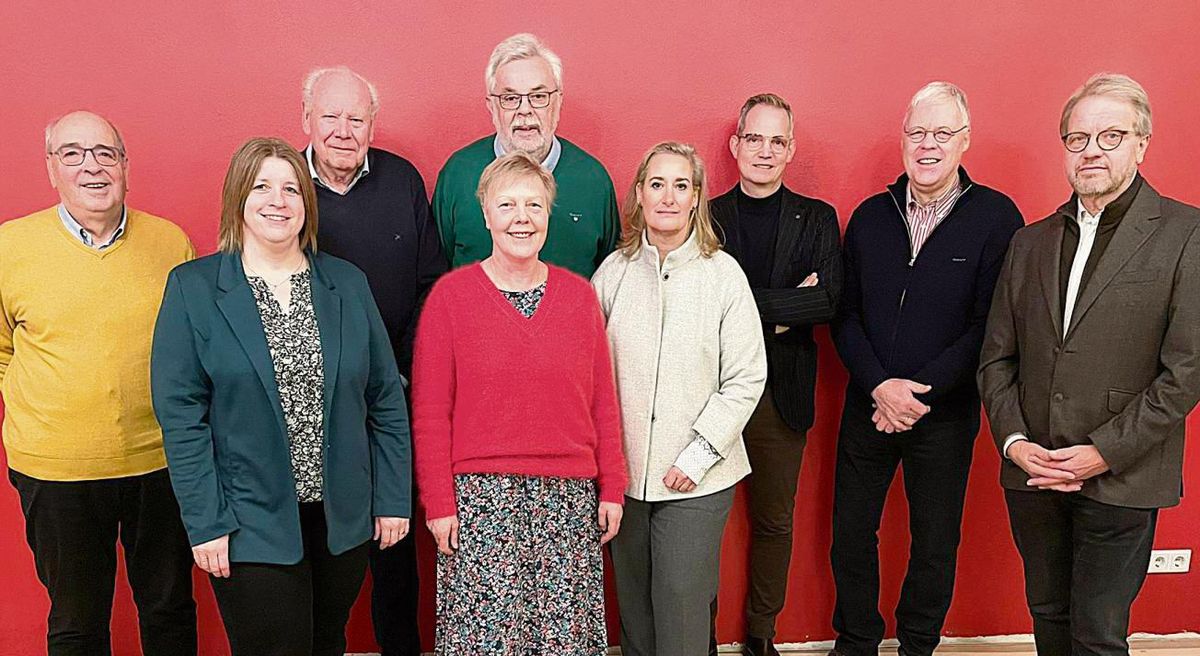 Wechsel an der SKM-Spitze: Geschäftsführerin Gabriele Leifels (4.v.l.) gibt den Stab weiter an Petra Rose (2.v.l.) Der SKM-Vorstand mit (v.l.) Vorsitzendem Albert Schröer, Günter Lüttig, Walter Kuhlmeyer (beide Wirtschaftsbeirat), Martina Beese, Mark Ulbrich, Rainer Blume und Dr. Bernd Lewen freut sich auf die Zusammenarbeit. Foto: Rückert