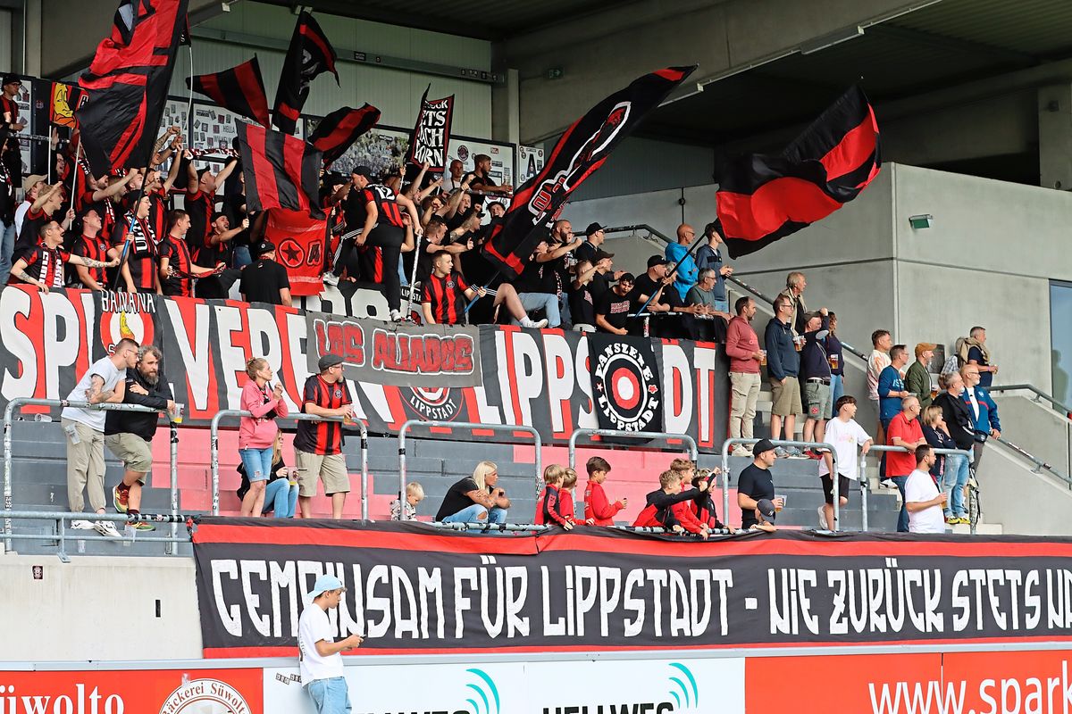 Die Fans des SV Lippstadt werden ihre Mannschaft bei Heimspielen künftig am Freitag oder Samstag anfeuern. Foto: Lütkehaus