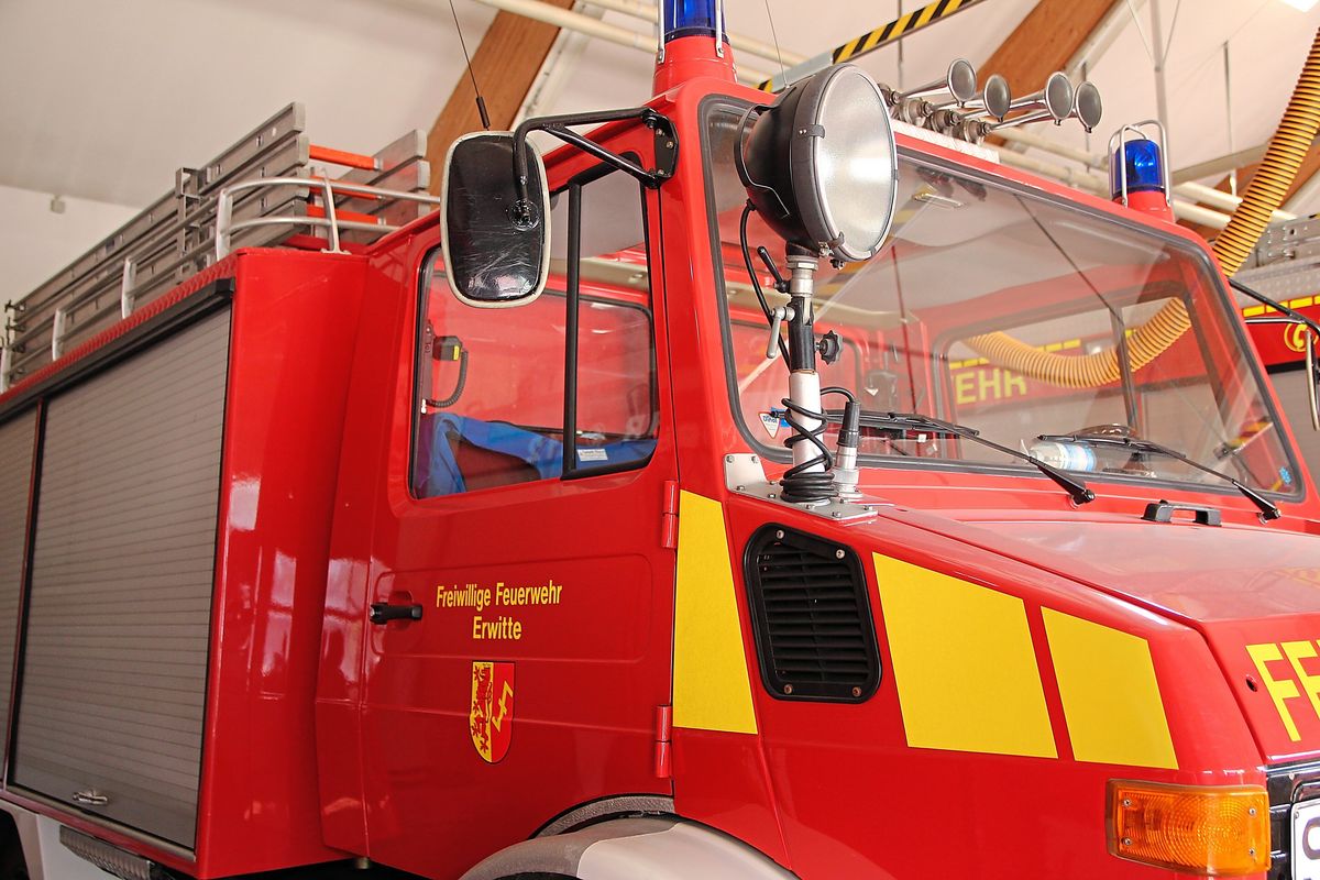 Die Kameraden der Erwitter Feuerwehr wurden in der Nacht von Freitag auf Samstag zu seinem Brand in einem Zementwerk an der Bahnhofstraße gerufen. Symbolfoto: Puls