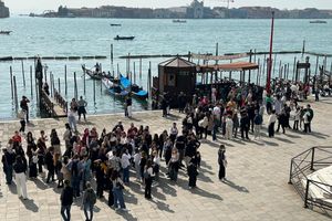 Eine Gruppe von Touristen vor dem Dogenpalast im Zentrum von Venedig. - Foto: Christoph Sator/dpa