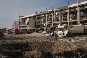 Mit jedem Kriegstag werden die Schäden und Opferzahlen in der Ukraine größer. - Foto: Evgeniy Maloletka/AP/dpa