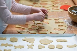 Dieser Teig dürfte durch den gesunkenen Butterpreis eher billiger geworden sein. (Archivbild) - Foto: Sebastian Kahnert/dpa
