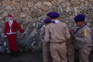 Weihnachten in Nazareth - Jugendlicher im Weihnachtsmannkostüm wartet mit Pfadfindern auf Weihnachtsparade - Foto: Ariel Schalit/AP/dpa