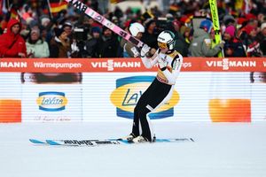 Siegt souverän in Garmisch: Domen Prevc. - Foto: Daniel Karmann/dpa