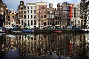 Werbung für Fleisch oder Flugreisen ist bald in Amsterdam vielerorts verboten. (Archivfoto) - Foto: Jerry Lampen/dpa
