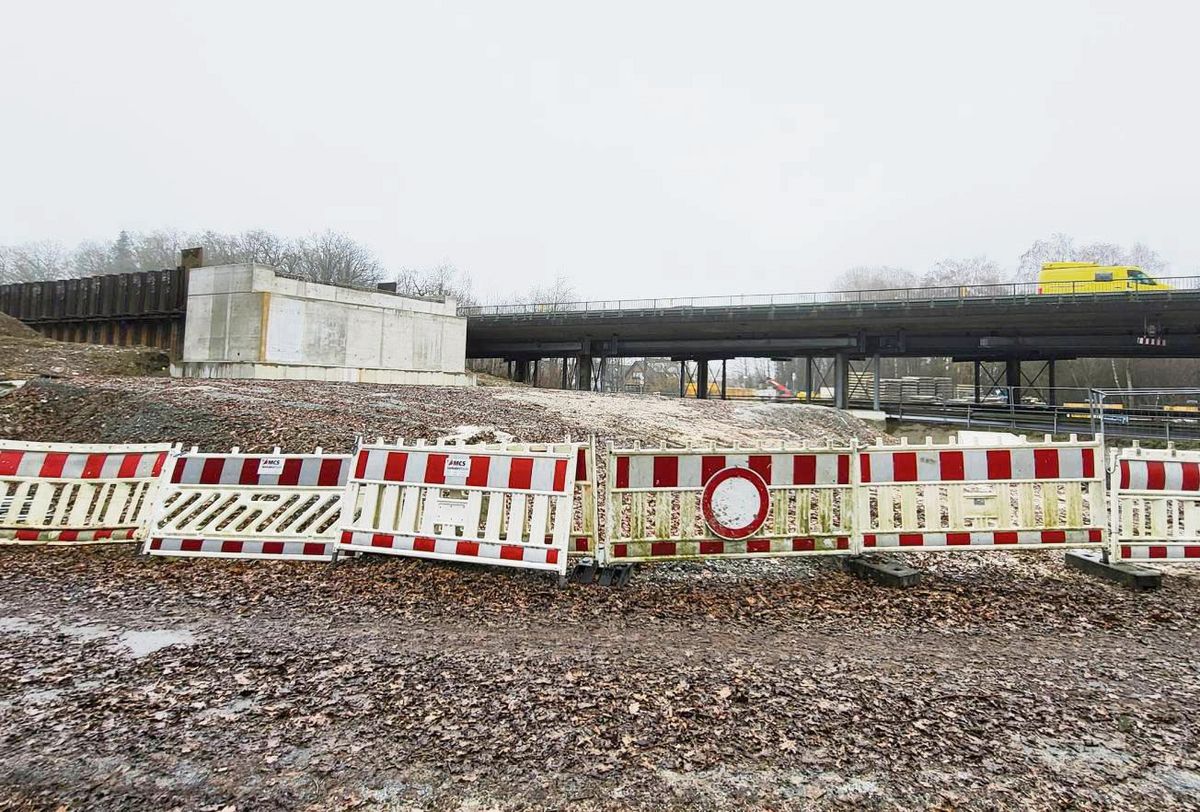 Für den Aufbau der Behelfsbrücke am Margaretensee wird ab Mittwoch die Mastholter Straße zwischen Lippstadt und Lipperbruch gesperrt. Foto: Schwade