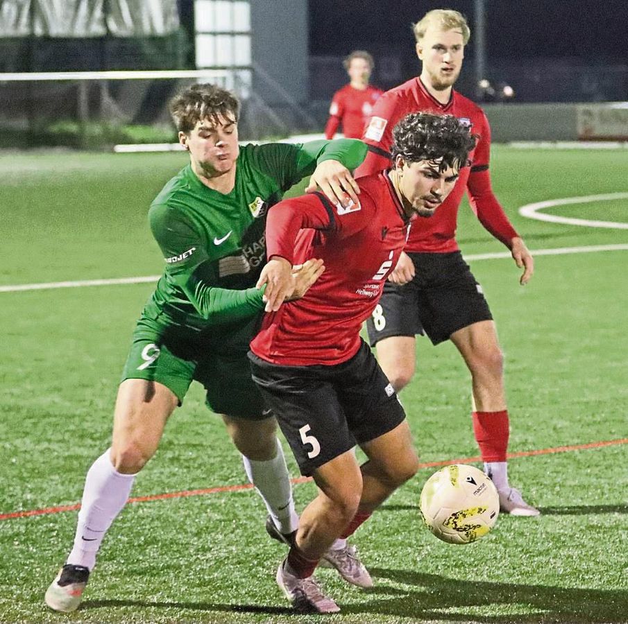 Ließen den FSC Rheda nicht an den Ball und erst recht nichts ins Spiel kommen: Kiyan Sadeghi (5) und Max Kamann beim 8:1-Sieg des SV Lippstadt im ersten Testspiel. Fotos: Frank Lütkehaus