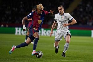 Barcelonas Lamine Yamal (l) war von Inter kaum zu halten. - Foto: Emilio Morenatti/AP/dpa