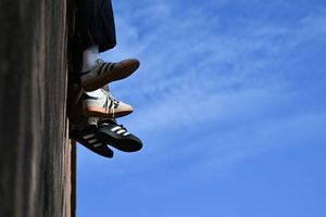 Ein Ende beim Sneaker-Trend ist aus Expertensicht nicht zu erwarten. (Symbolbild) - Foto: Arne Dedert/dpa