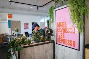 Nach einer neuen Umfrage wollen viele jüngere Menschen das Leben genießen, anstatt sich nur bei der Arbeit abzumühen. (Symbolbild) - Foto: Christian Charisius/dpa