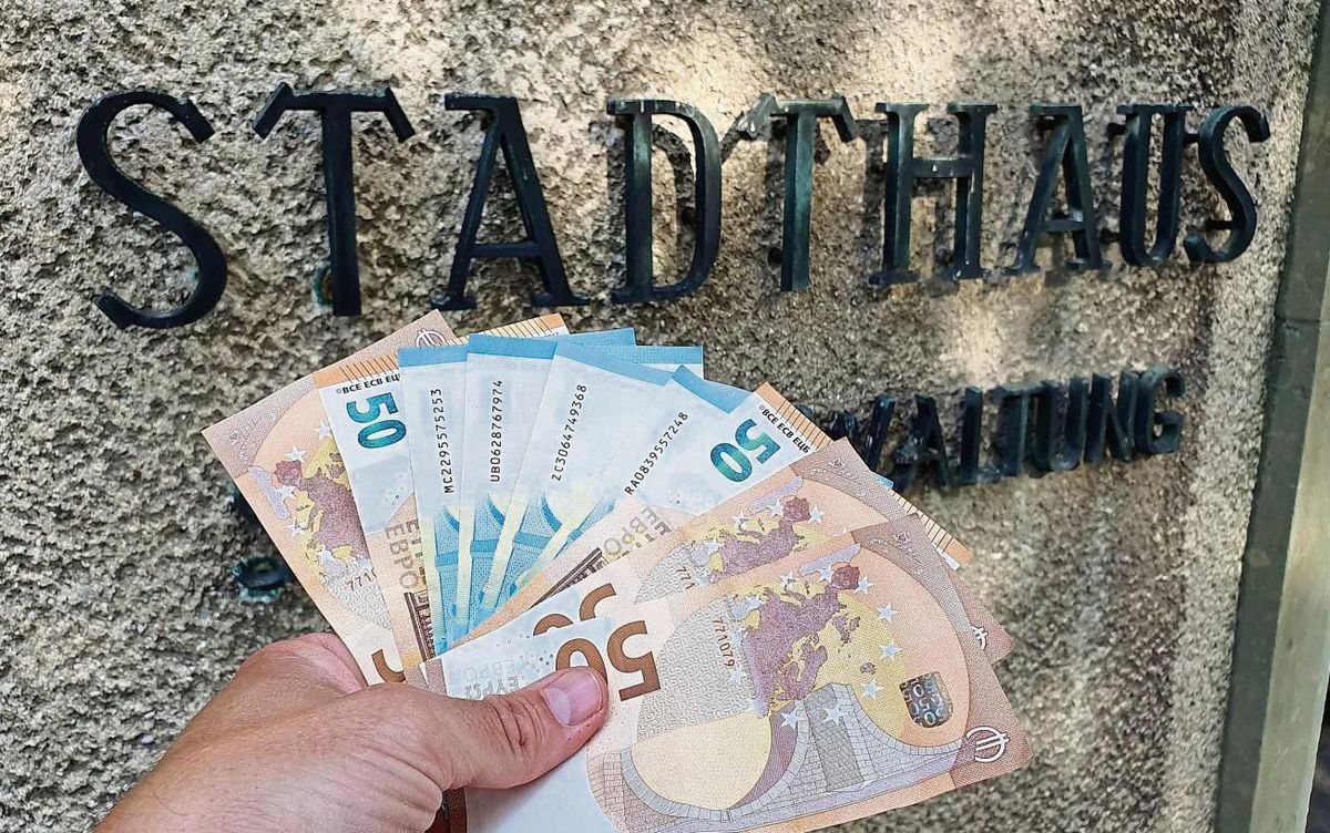 Um deutlich mehr Geld als hier geht es im Stadt-Haushalt 2024. Der sieht Ausgaben von 238 Mio. Euro und Einnahmen von 228 Mio. Euro vor. Im Haupt- und Finanzausschuss stimmten CDU, SPD, FDP und Linke für das Paket. Foto: Friedrich