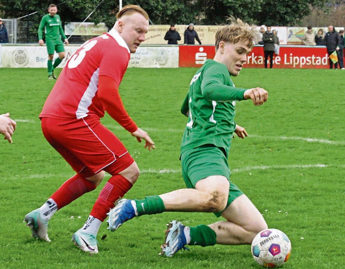 Mit harten Bandagen gekämpft wurde im Nachbarduell SuS Cappel (in Grün) gegen RW Mastholte, viele Zweikämpfe prägten die Partie. In dieser Szene wird Cappels Dennis Kleine-Hollenhorst (r.) von seinem Gegenspieler bedrängt. Nach 90 Minuten trennte man sich 2:2; ein Ergebnis, mit dem die Gäste besser leben können. Foto: Schlink