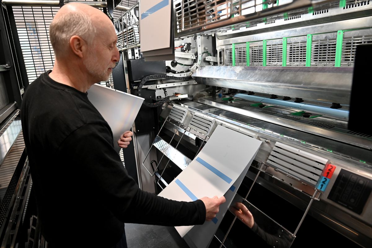 Hendrik Lüllau belichtet die Druckplatten. Für eine Zeitungsseite sind vier Platten nötig.