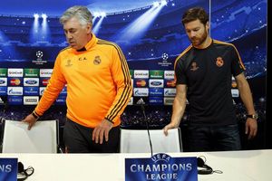 Folgt Xabi Alonso (r) auf Carlo Ancelotti bei Real Madrid? - Foto: Chema Moya/epa/dpa