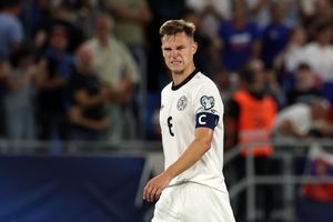 Die Miene sagt alles: Kapitän Joshua Kimmich nach dem Schlusspfiff. - Foto: Christian Charisius/dpa