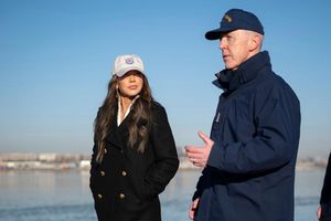 Admiral Kevin Lunday (r.), amtierender Kommandant der Kristi Noem unterstehenden US-Küstenwache, widersprach dem Medienbericht. (Archivbild) - Foto: Petty Officer 1st Class Brandon/U.S. Coast Guard/AP/dpa