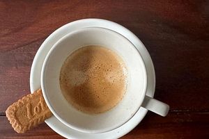 Total 2025: Frischer Kaffee und dazu ein kleiner Keks, ein Karamellkeks. (Archivbild) - Foto: Gregor Tholl/dpa