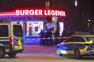Am Abend fallen in einem Burgerladen in Hamburg-Eimsbüttel Schüsse und ein Mann wird verletzt. - Foto: Carsten Neef/News & Art/dpa