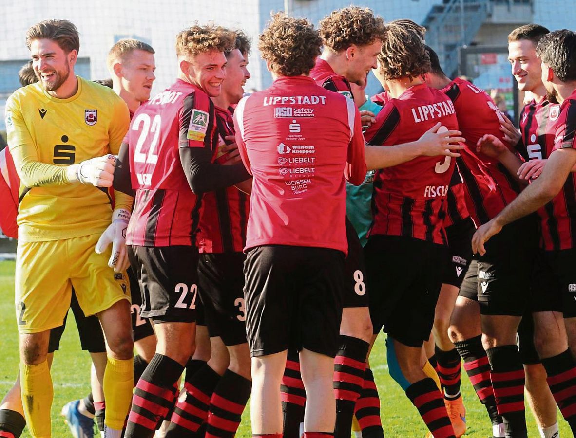 Jubel, Trubel, Heiterkeit: Der SV Lippstadt feierte den 2:0-Erfolg gegen den 1. FC Bocholt mit seinen Fans. Es war der dritte Sieg in Folge für die Schwarz-Roten - und der war absolut überzeugend. Fotos: Lütkehaus