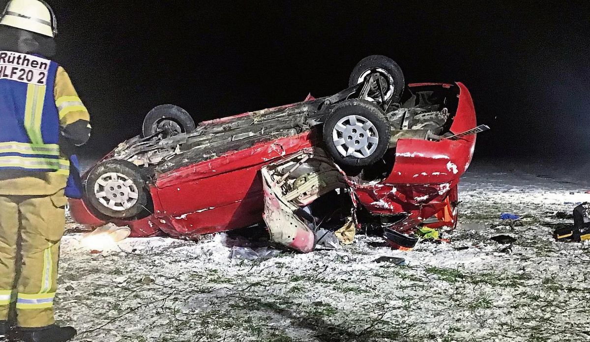 Ein 18-Jähriger war bei dem Autounfall in Rüthen Mitte Januar gestorben. Jetzt wird gegen den 19-jährigen Fahrer wegen fahrlässiger Tötung ermittelt. Foto: Feuerwehr Rüthen