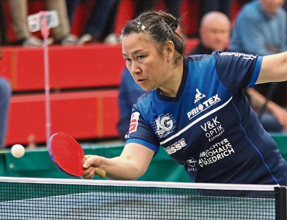 Jing-Tian Zörner, mittlerweile 61 Jahre alt, gehört noch immer zu den festen Größen im Team des TTK Anröchte in der 2. Bundesliga. Für die Anröchterinnen steht am Sonntag die letzte Auswärtsfahrt der Saison an. Foto: Wiegand