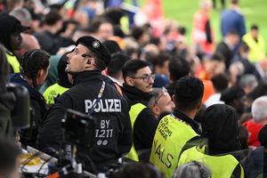 Der Vorfall in der Verlängerung sorgte für ein Großaufgebot an Sicherheitskräften und medizinischem Personal auf der Tribüne. - Foto: Sven Hoppe/dpa