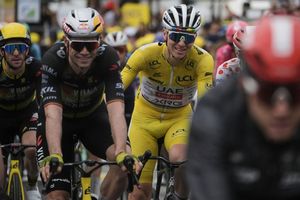 Tadej Pogacar hat seinen vierten Triumph bei der Tour de France so gut wie sicher. - Foto: Thibault Camus/AP/dpa