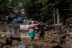 Überschwemmungen und Erdrutsche haben vielen Straßen unpassierbar gemacht. - Foto: Felix Marquez/AP/dpa