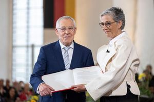 Karin Schmidt-Friderichs, Vorsteherin des Börsenvereins des Deutschen Buchhandels, übergibt Karl Schlögel den Friedenspreis des Deutschen Buchhandels. - Foto: Hannes P. Albert/dpa pool/dpa