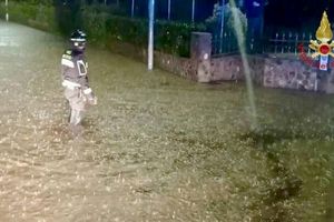 In der Region hatte es in den vergangenen Tagen heftig geregnet. Zahlreiche Straßen sind überschwemmt. Viele Keller stehen unter Wasser. - Foto: Vigili del Fuoco/dpa