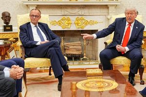 Sieht in europäischen Spitzenpolitikern wie Friedrich Merz offensichtlich eine indirekte Gefahr für amerikanische Interessen: US-Präsident Donald Trump. (Archivbild) - Foto: Michael Kappeler/dpa Pool/dpa