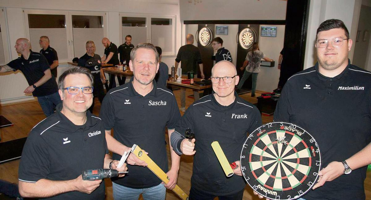 Endlich können die Werkzeuge aus der Hand gelegt und die Darts auf die Scheiben geworfen werden: Der Vorstand mit (v.l.) Christian Stich, Sascha Krilleke, Frank Braun und Maximilian Hertog freut sich über die gelungene Sanierung. Fotos: Axel Schwade